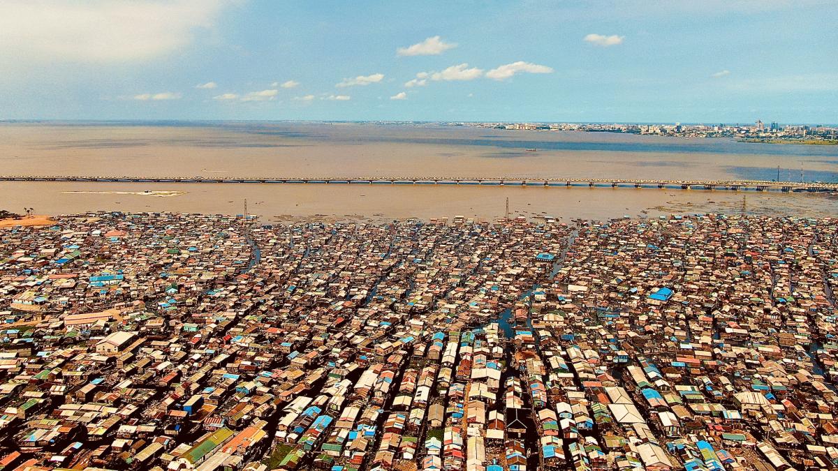 venetia africii cum e viata in cea mai mare mahala plutitoare din lume zeci de mii de oameni locuiesc in colibe pe piloni de lemn