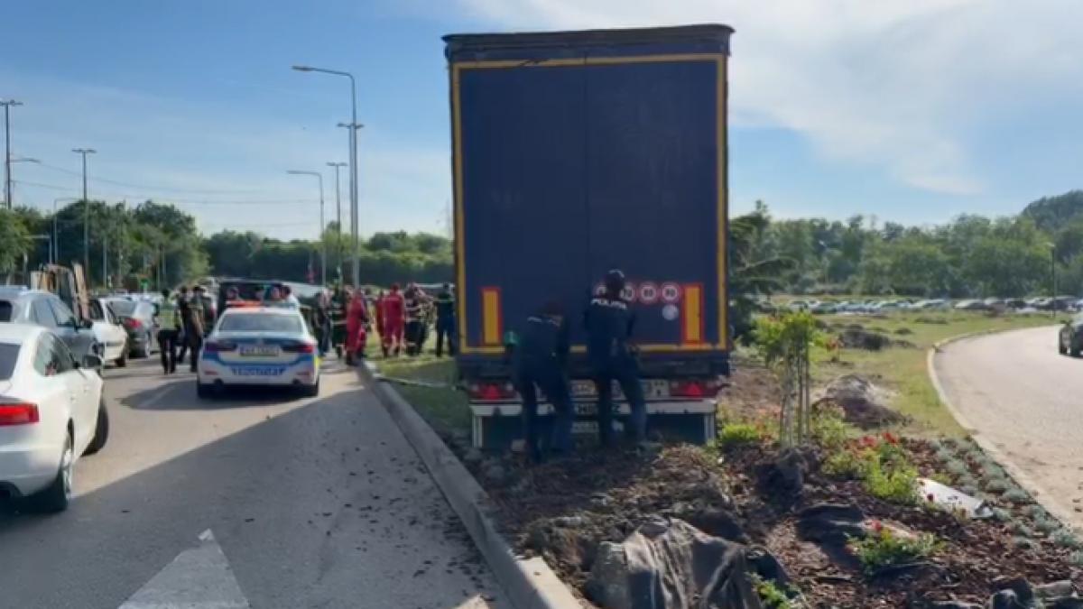 clipe de groaza in constanta un tir scapat de sub control a lovit in plin mai multe masini un adult si un copil dusi la spital