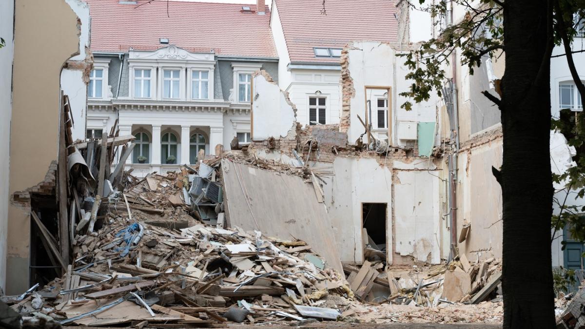 doi hoti de fier vechi au fost arestati dupa explozia din imobilul prabusit in germania unde au murit doua romance ce faceau inauntru