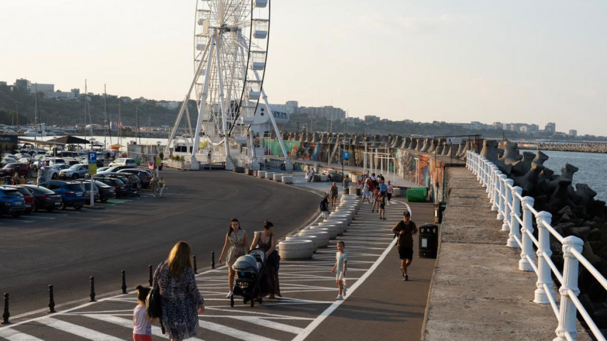 oameni pe faleza constanta