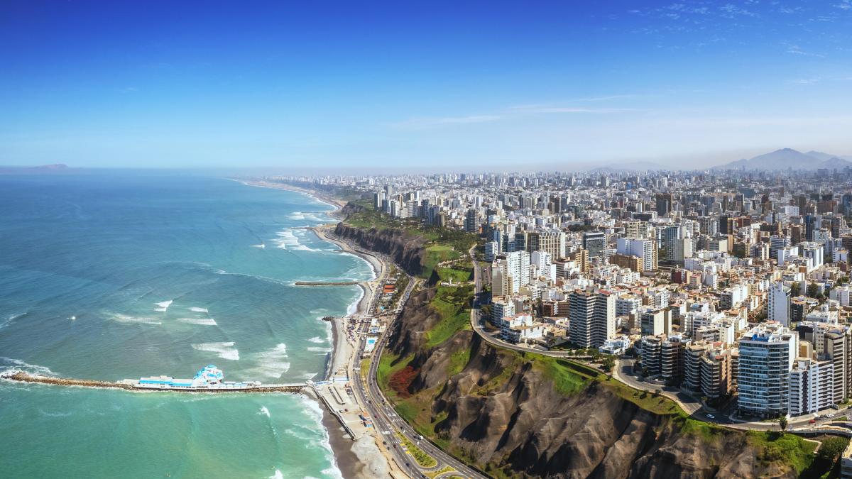 vedere aeriana deasupra orasului Lima, cu plaja si oceanul
