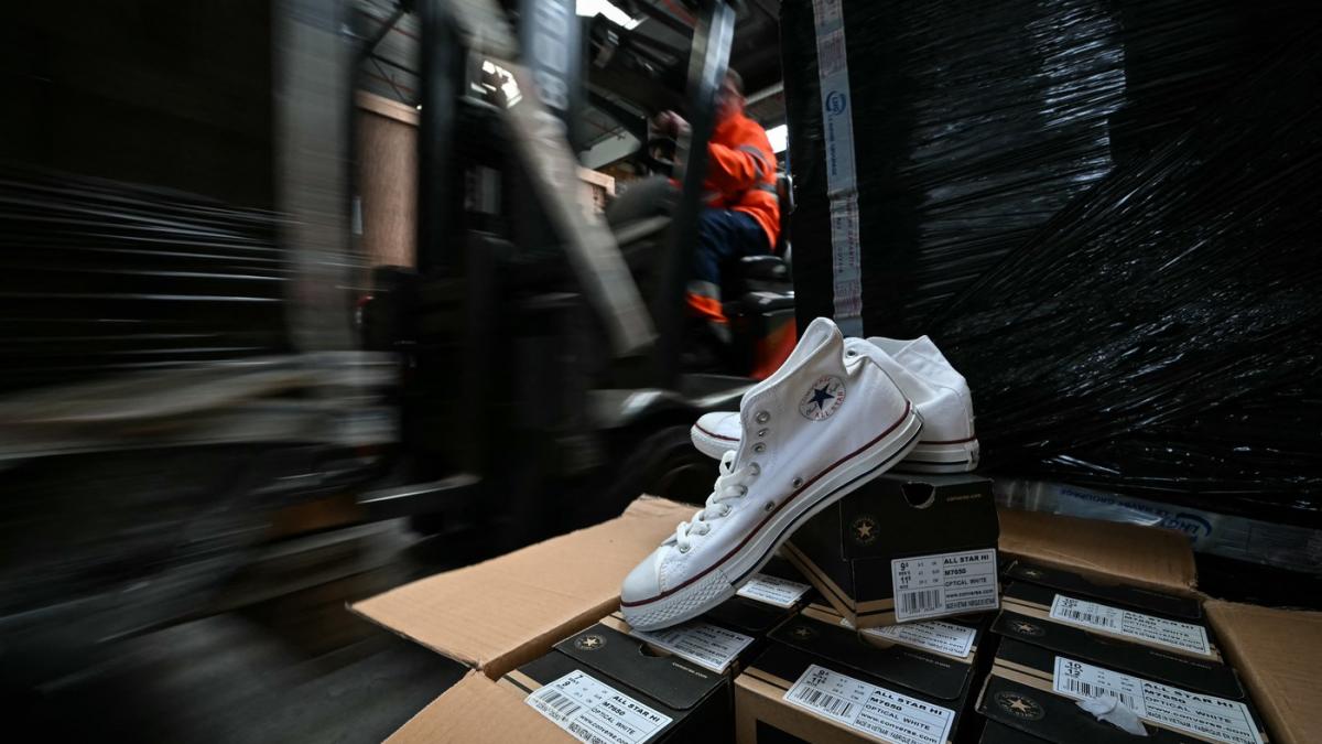 38 000 de perechi de pantofi au stat 15 ani in depozite secrete acum au ajuns intr un tocator industrial
