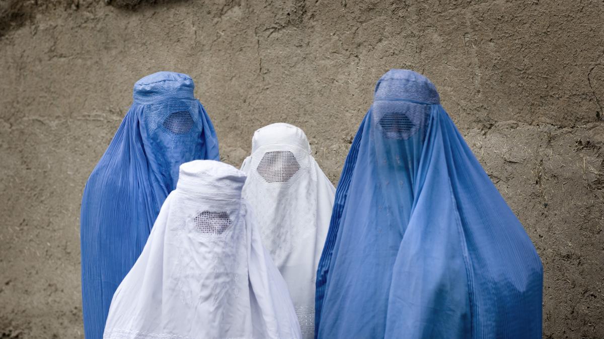 educatie munca libertate talibanii au reprimat violent un protest dupa ce zeci de femei au fost arestate din cauza hijabului