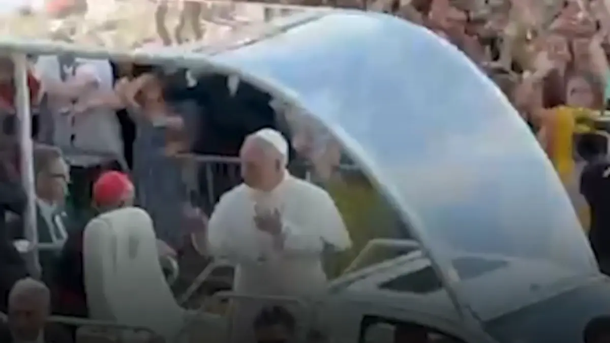 moment viral in barcelona papa leon saluta multimea si face gestul 6 7