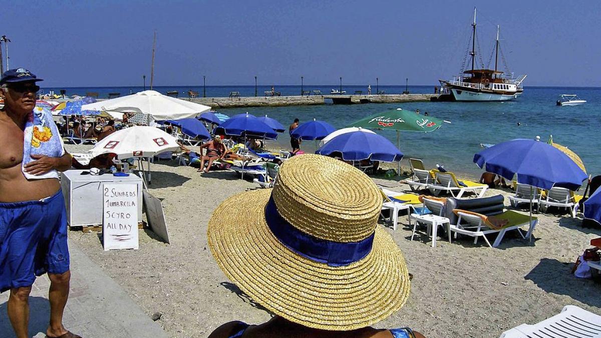 pe plajele din grecia turistii sunt tot mai inventivi ca sa si tina blocat locul pe nisip amenda pe care o risca e de sute de euro