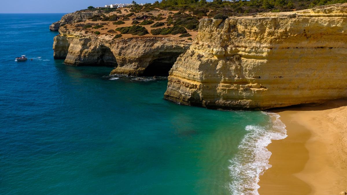 portugalia muta milioane de tone de nisip ca sa salveze plajele din algarve cum se desfasoara megaoperatiunea de 17 milioane de dolari