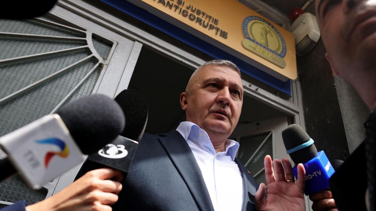 seful armatei invoca un vid legislativ si cere instantei sesizarea ccr dupa ce ofiteri inferiori l au perchezitionat corporal la dna
