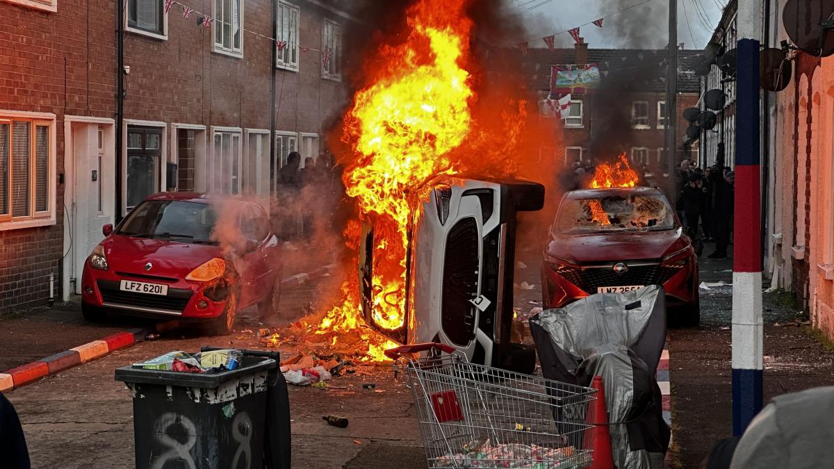 casele a trei familii de romani au fost devastate in timpul violentelor anti imigranti din belfast vor sa se intoarca acasa