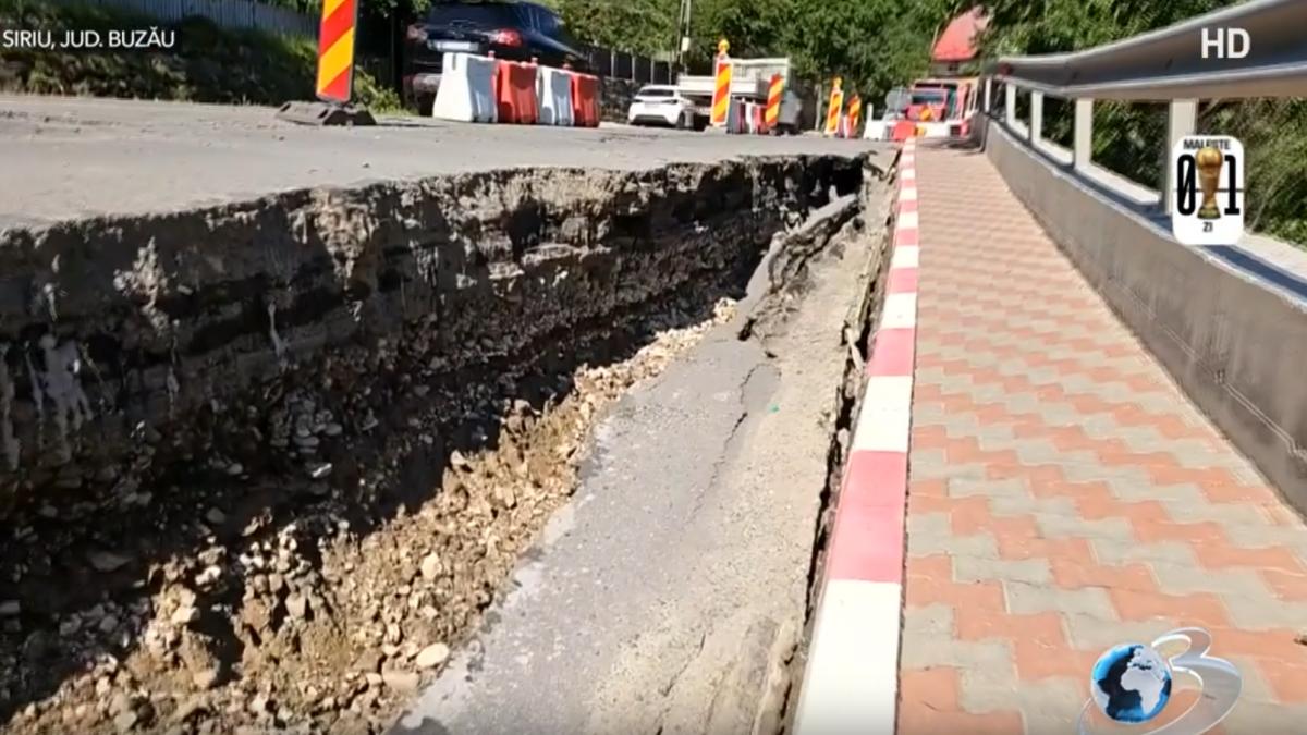 dn 10 care leaga buzaul de brasov este in pericol de prabusire la siriu o portiune s a rupt dupa viituri si risca sa cada peste case