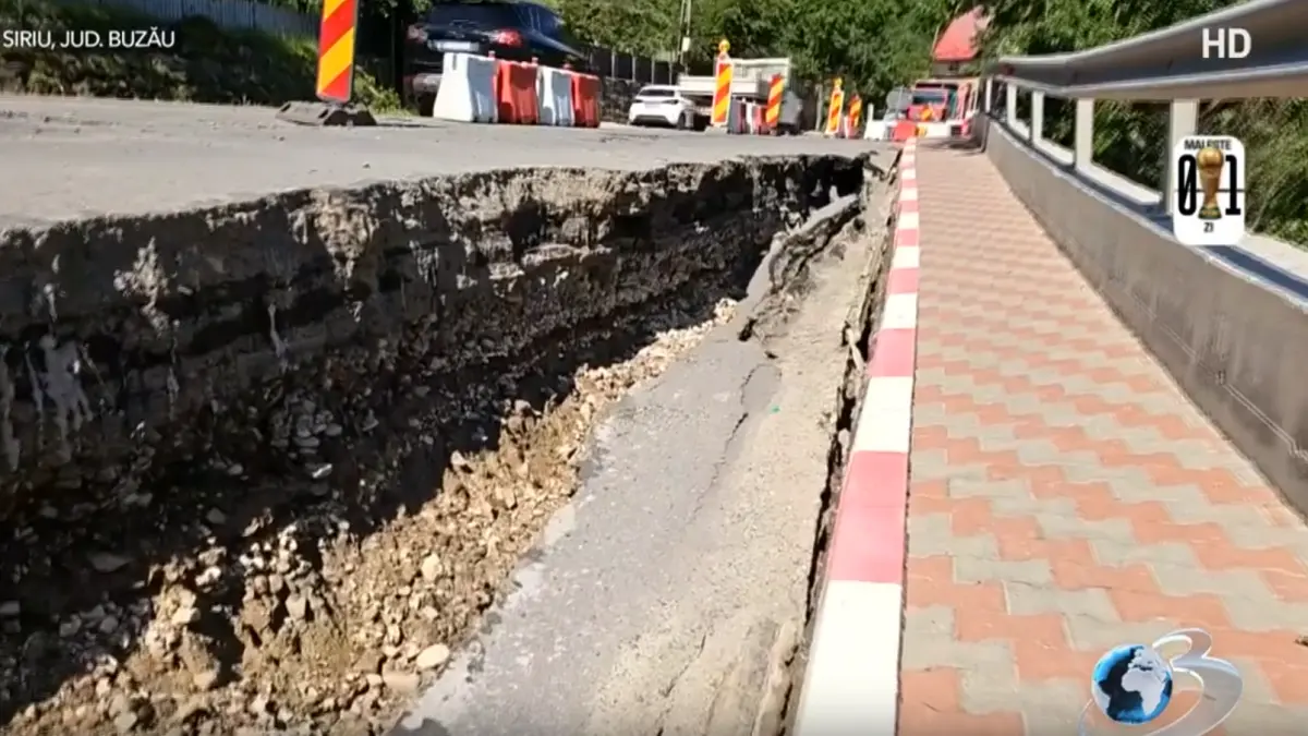dn 10 care leaga buzaul de brasov este in pericol de prabusire la siriu o portiune s a rupt dupa viituri si risca sa cada peste case