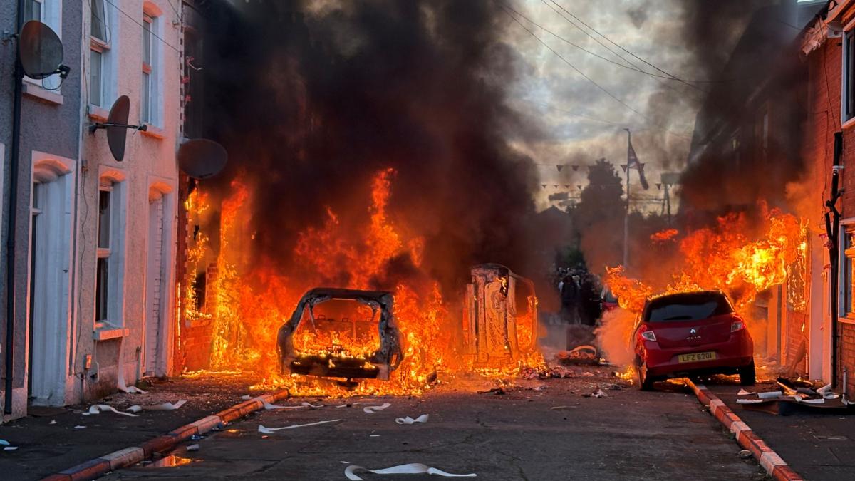 elon musk a instigat la proteste dupa un atac cu cutitul la belfast ce a urmat masini si autobuze incendiate magazine jefuite