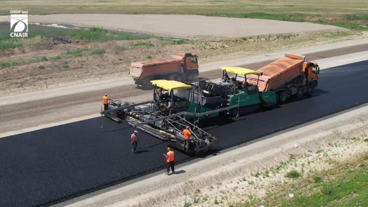 imagini aeriene de la asfaltarea lotului 3 al autostrazii a7 bacau pascani cnair se lucreaza si relocarea retelei de utilitati