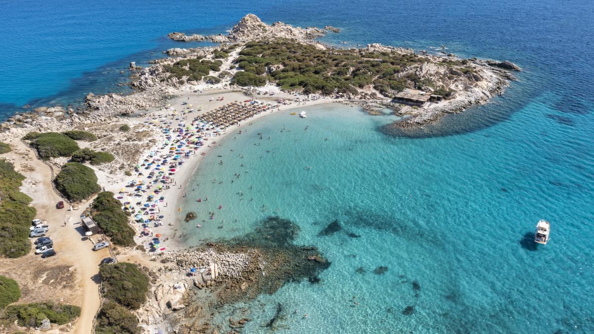 in sardinia turistii se lovesc de tot mai multe restrictii pana si umbrelele de soare au fost interzise pe o plaja celebra