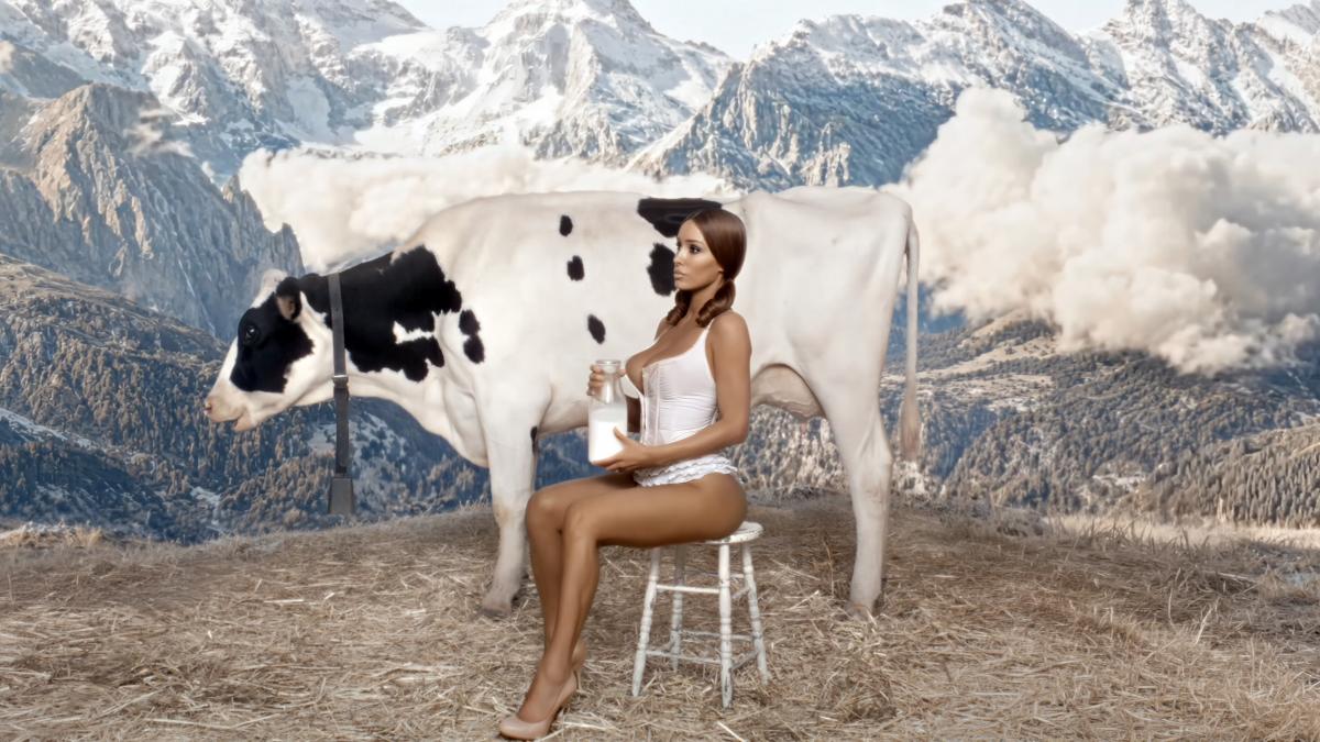 kanye west si bianca censori socheaza din nou cu un videoclip muzical bizar in care sotia artistului mulge vaca aproape dezbracata