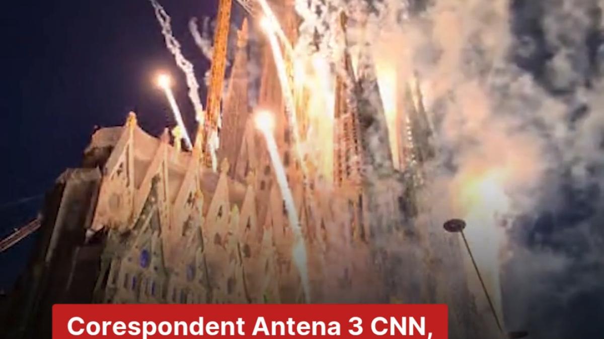 momentul in care ultimul turn al sagradei familia este iluminat dupa ce papa leon si a dat binecuvantarea