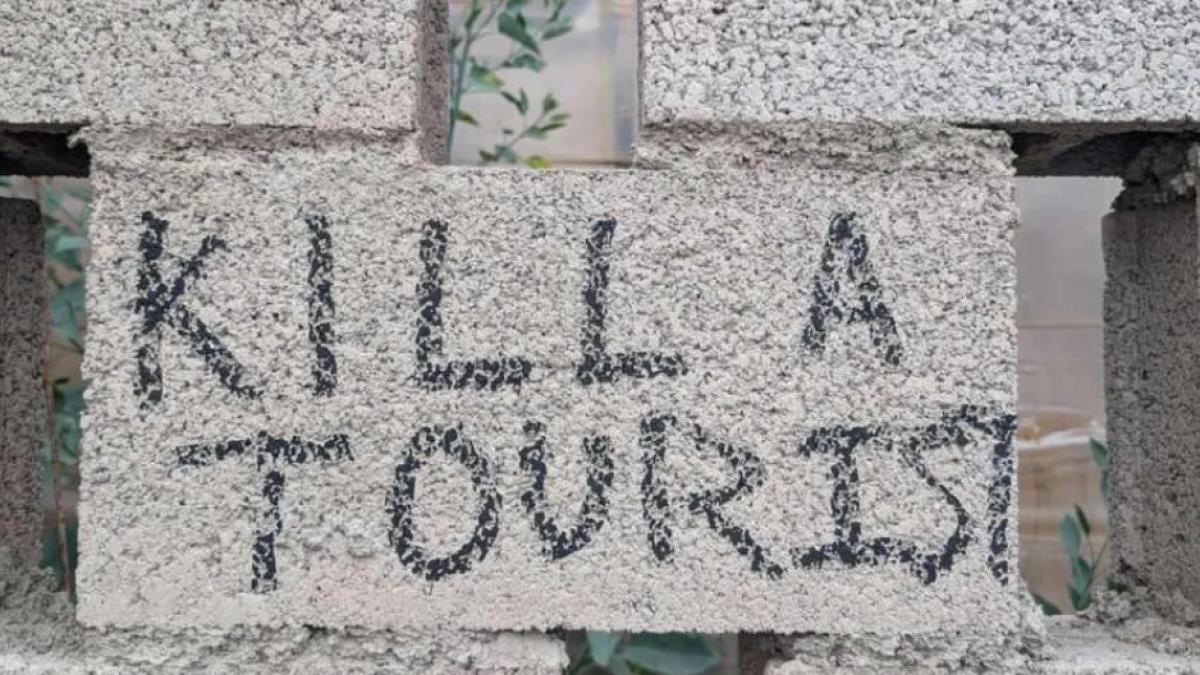 omorati un turist mesajul socant aparut pe un zid intr o destinatie iubita de romani sunt anuntate proteste de amploare