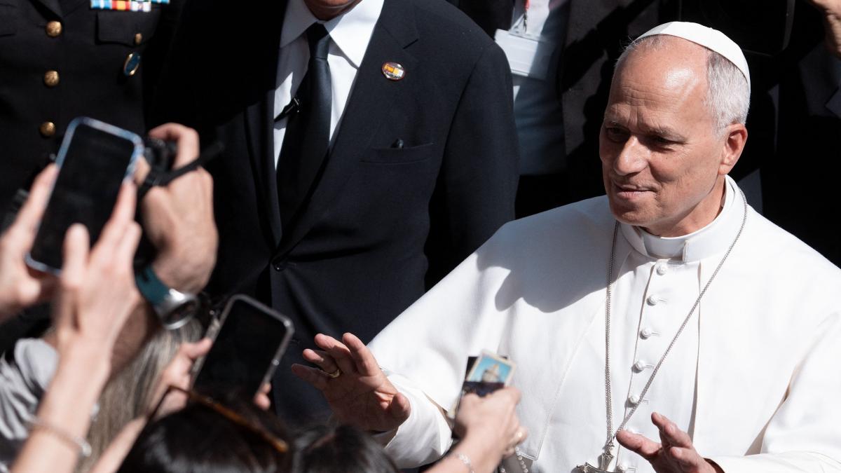 papa leon s a intalnit cu bad bunny la madrid suveranul pontif chiar a glumit pe seama momentului