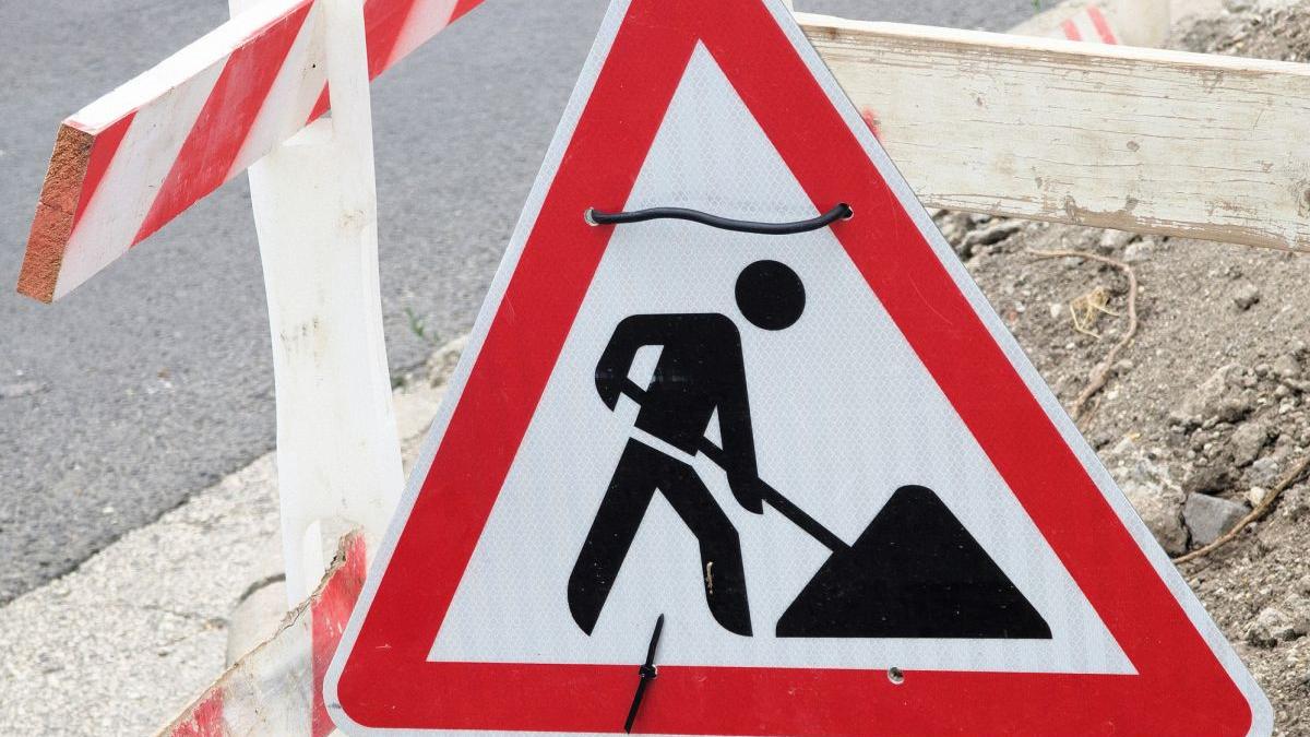 primaria unui mare oras din romania a fost amendata de instanta si obligata sa asfalteze o strada dupa ce o femeie a dat o in judecata