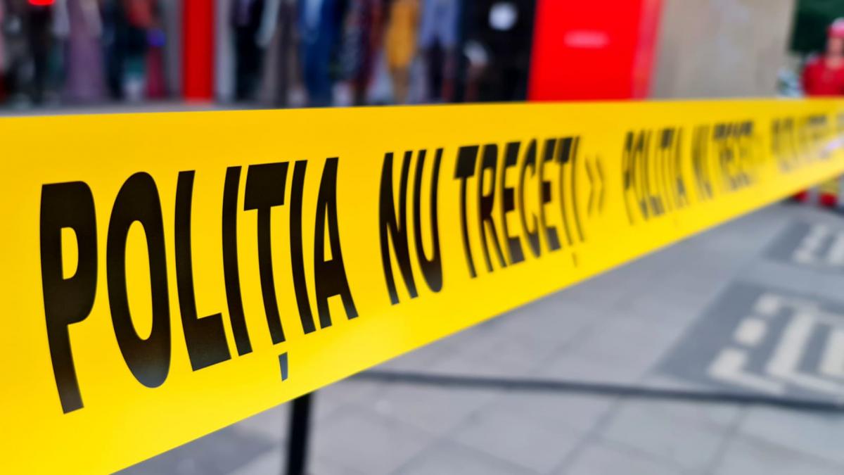 scena de groaza pentru pompierii care au spart usa unei locuinte in galati o mama langa un copil de 2 ani mort si alti doi infometati
