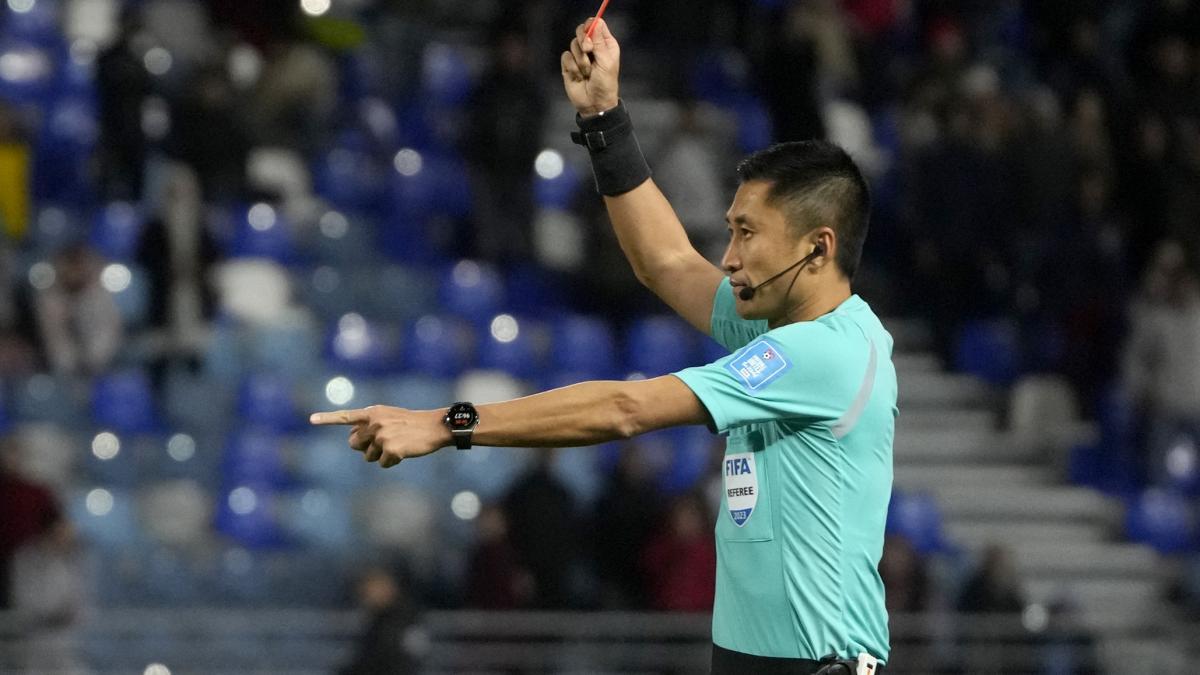 toata china e cu ochii pe the card master arbitrul mema al cupei mondiale cunoscut pentru generozitatea cu care da cartonase rosii
