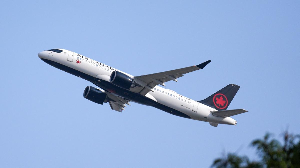 un pilot air canada este acuzat ca a efectuat peste 900 de zboruri cu o licenta de pilot falsa pare un scenariu de film