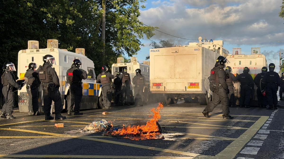 violentele au reizbucnit in belfast impotriva imigrantilor protestatarii se lupta cu politia tunurile cu apa sunt scoase pe strazi