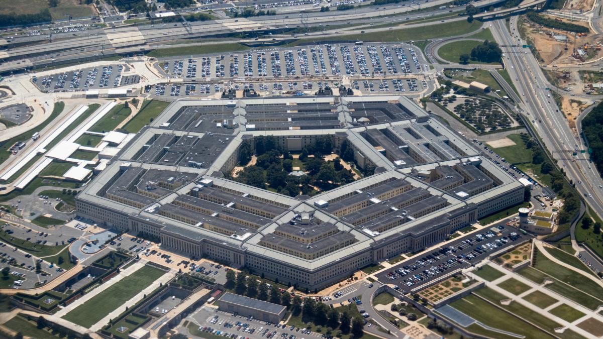 alerta la pentagon din cauza unui incident cu substante periculoase pompierii poarta echipament de protectie chimica
