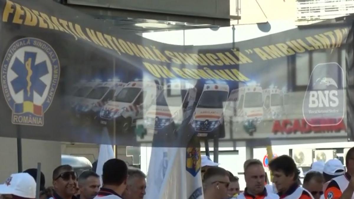 poza - Ambulanțierii protestează la Ministerul Sănătății faţă de noua lege a salarizării