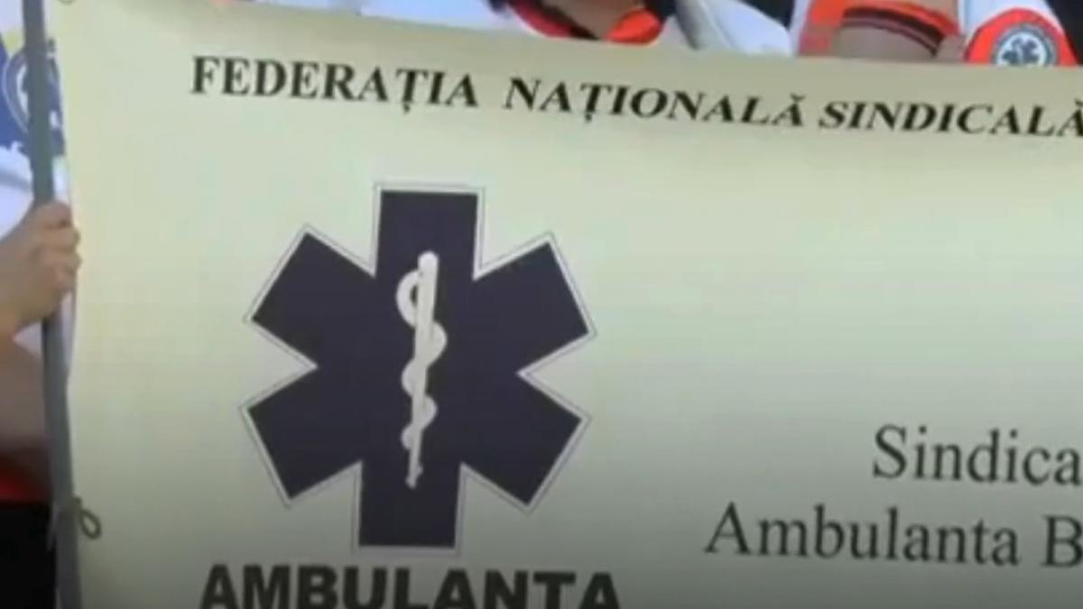 ambulantierii protesteaza la ministerul sanatatii fata de noua lege a salarizarii medicii legisti suspenda activitatea pentru 2 ore