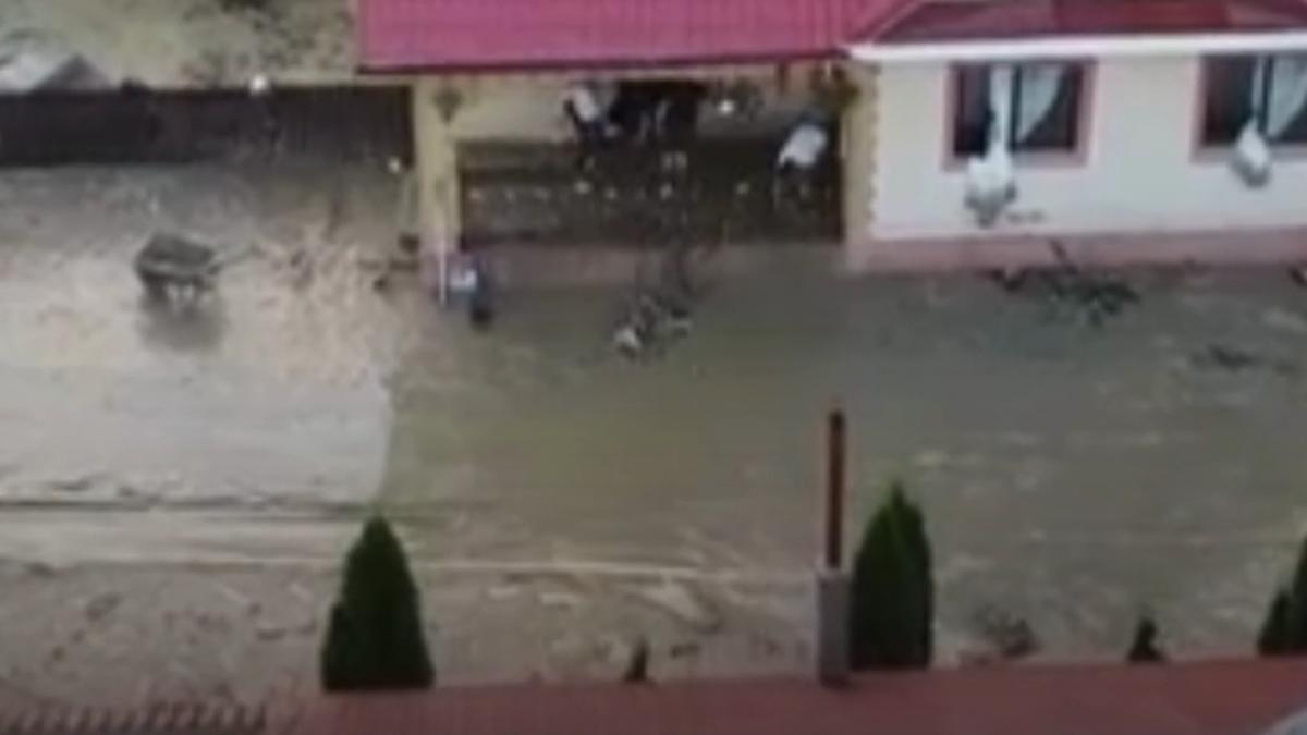 anm a emis cod portocaliu de ploi torentiale si grindina in 17 judete vantul va sufla si cu 90 km h