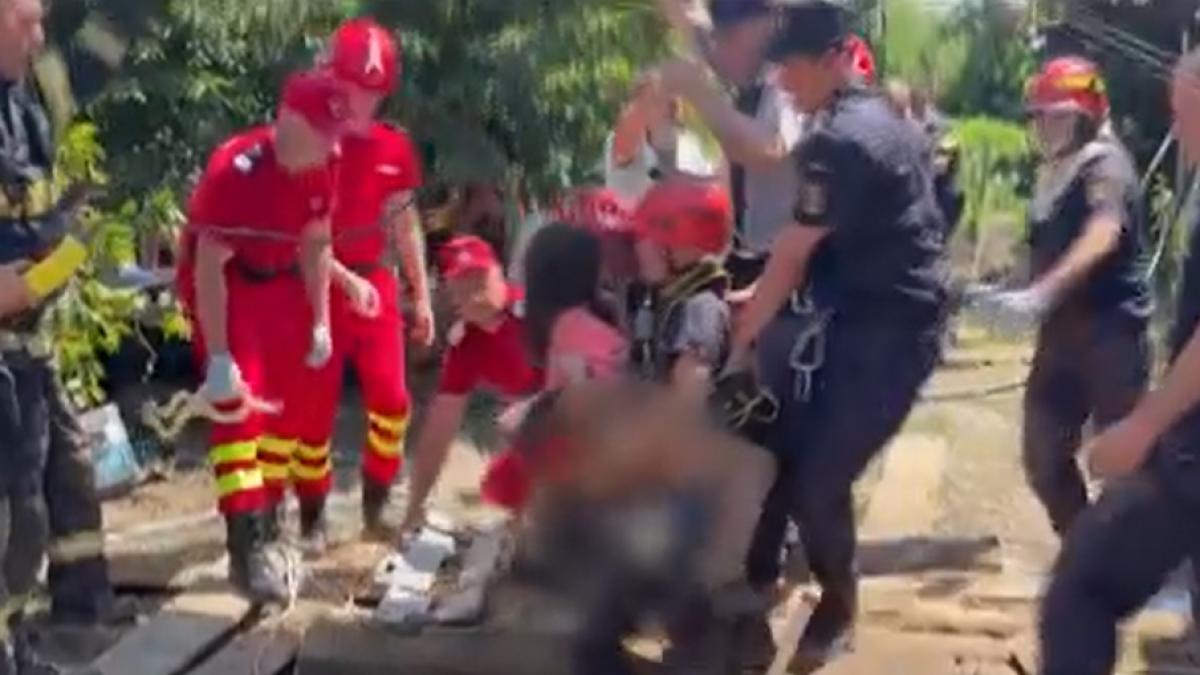 imagini emotionante cu o fetita din vrancea scoasa dintr o groapa adanca de 8 metri nu mi a dat drumul pana sus m a busit plansul