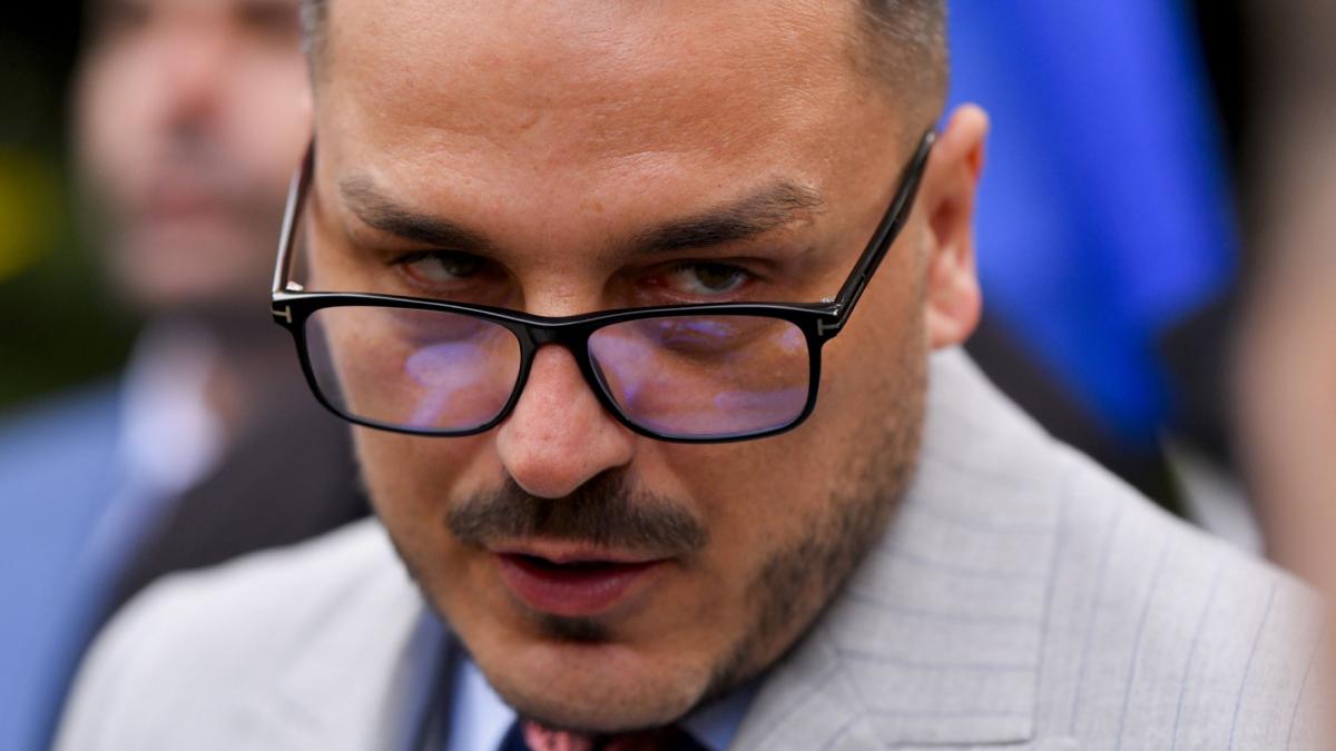 makaveli a fost saltat si dus la audieri intr un dosar de evaziune fiscala la scurt timp s a plans ca ii e rau si a ajuns la spital