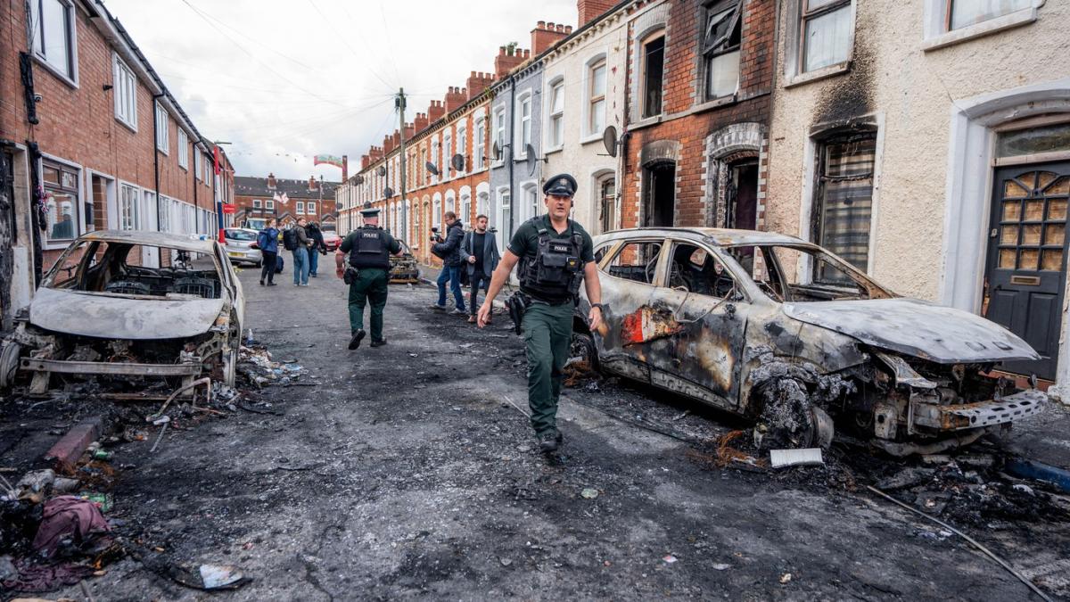 romanii din belfast au cerut ajutorul mae protestatarii violenti le au vandalizat locuintele unii vor sa se intoarca in romania