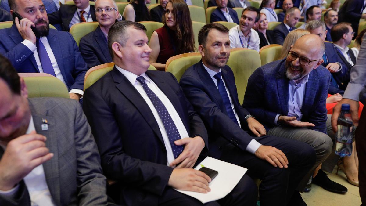 surse eugen tomac incearca sa convinga usr si udmr sa i voteze guvernul le ofera inclusiv ministere in cabinet e dispus la orice