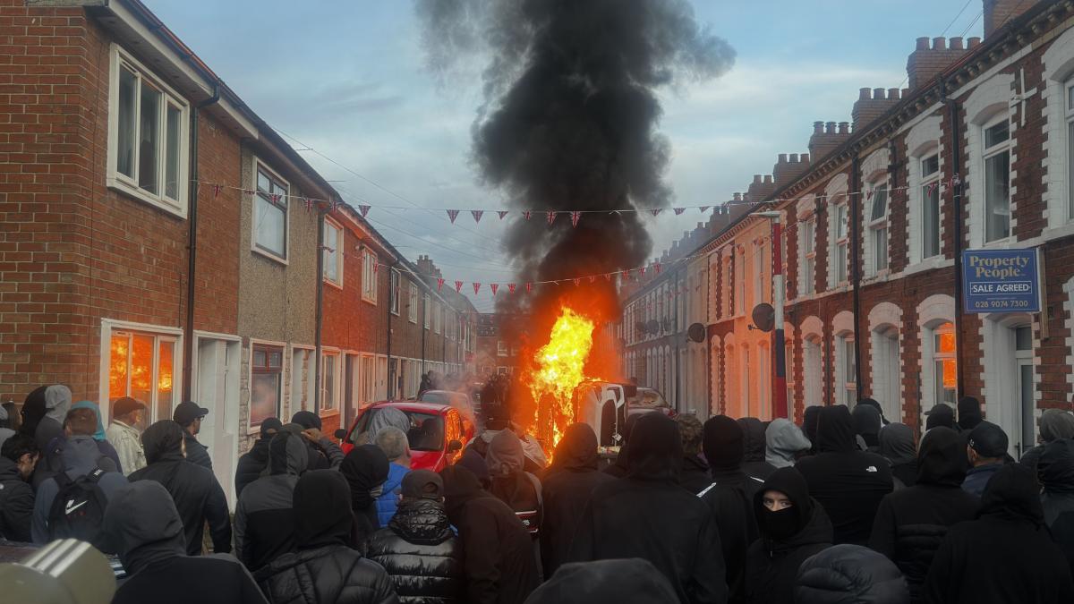 vanatoare de imigranti in belfast sute de barbati mascati au mers din usa in usa o asistenta a fost urmarita pana intr un spital