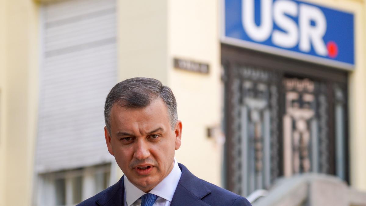 eugen tomac spune ca sunt peste 200 de parlamentari care l sustin dar nu dezvaluie de la ce partide sunt hotarat sa merg mai departe
