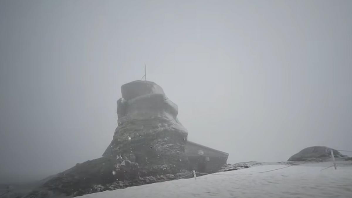 ninge pe varful omu la inceput de vara imagini spectaculoase de la statia meteo aflata la peste 2 500 de metri altitudine