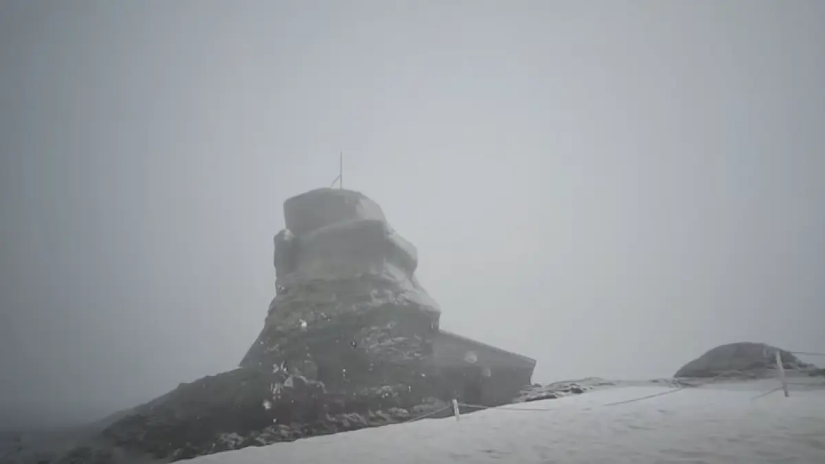 ninge pe varful omu la inceput de vara imagini spectaculoase de la statia meteo aflata la peste 2 500 de metri altitudine