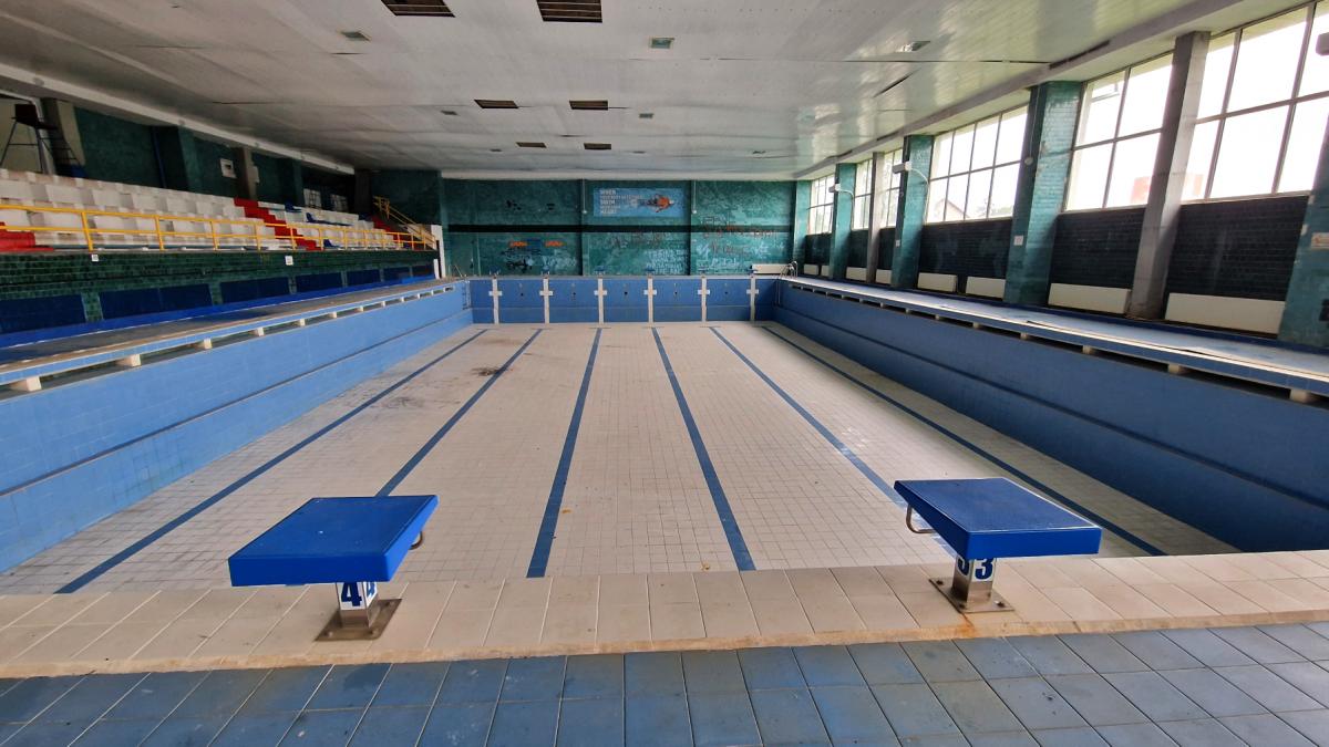 romania va avea un bazin semi olimpic ca nou intr o cladire simbol care sta in paragina de sase ani incepe renovarea de 7 milioane e