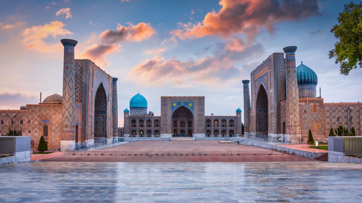 panorama a Pietei Registan din Samarkand cu Madrasah-urile Sher-Dor, Ulugh Beg si Tilya-Kori sub un peisaj colorat la apus