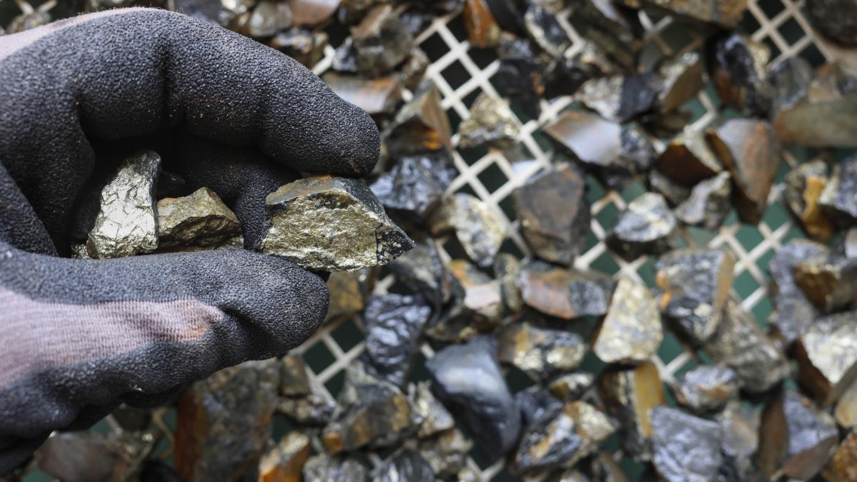 lupta pentru resurse japonia vrea o rezerva comuna de minerale critice sector dominat de china