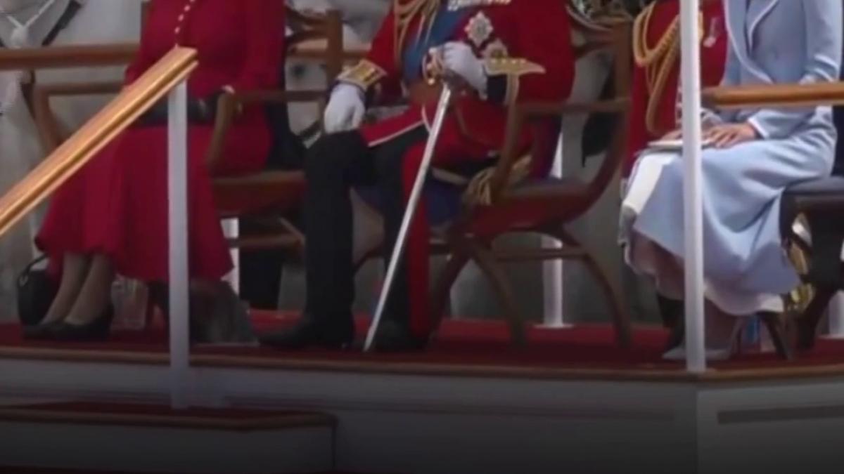 ziua regelui sarbatorita la londra prin parada militara trooping the colour