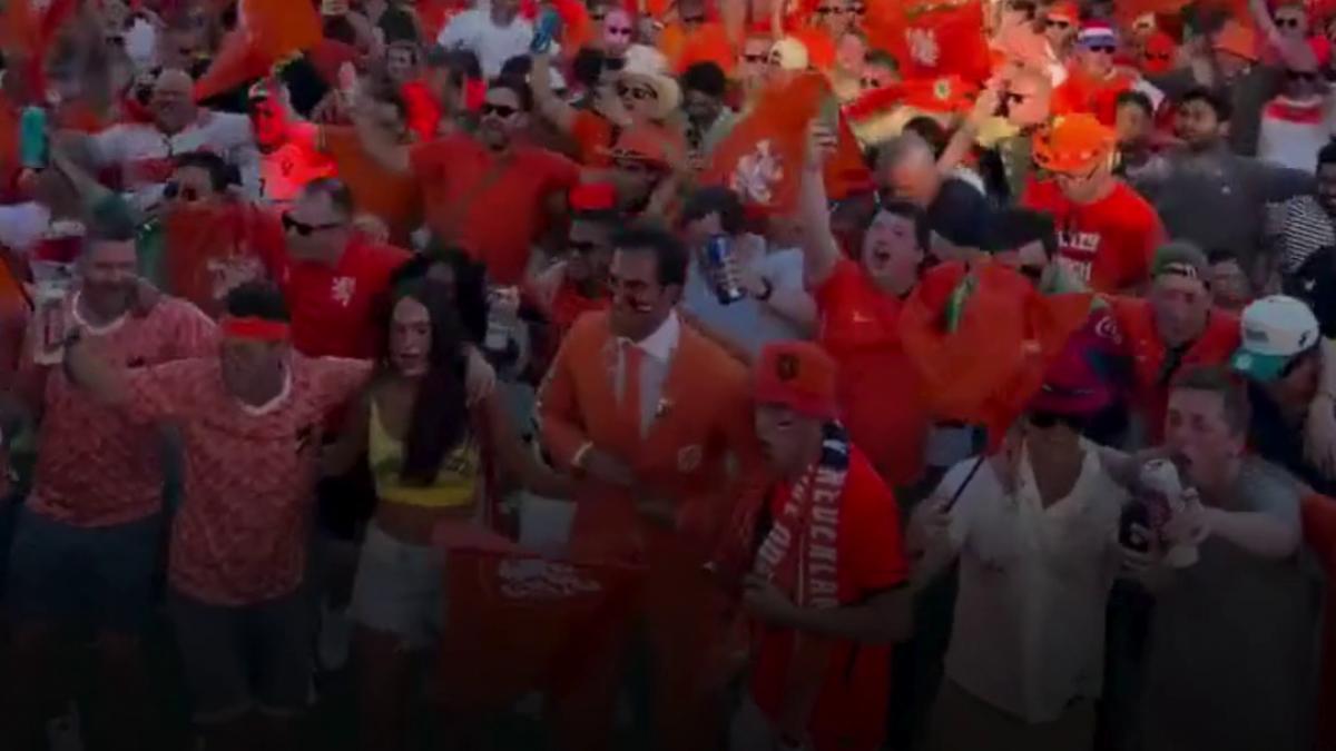 fanii tarilor de jos au facut spectacol inainte de meciul cu japonia