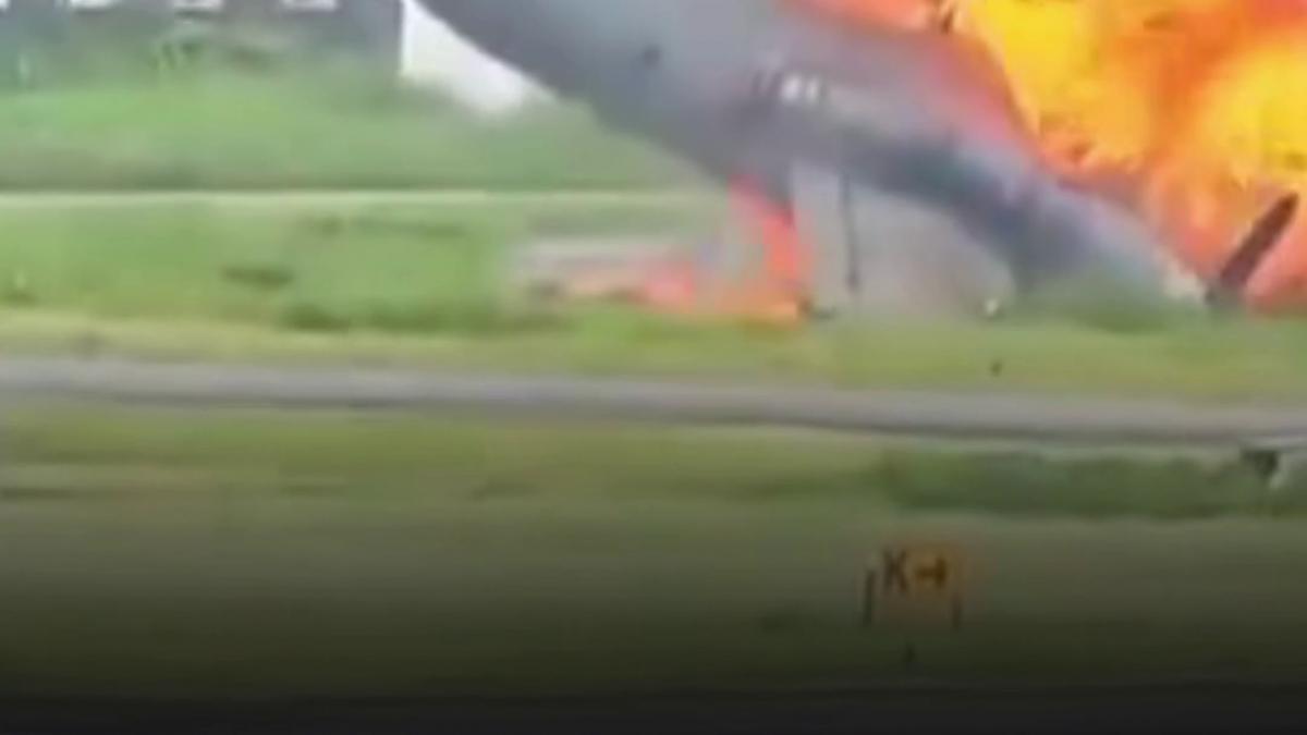 un avion militar al fortelor aeriene din india in flacari dupa un accident la aterizare