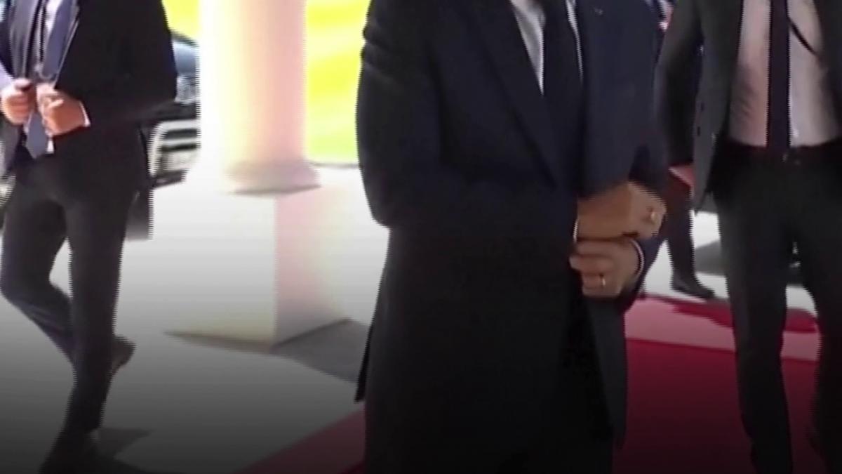 emmanuel macron a ajuns la reuniunea liderilor g7 el spera ca donald trump sa nu plece mai devreme de la summit ul din evian