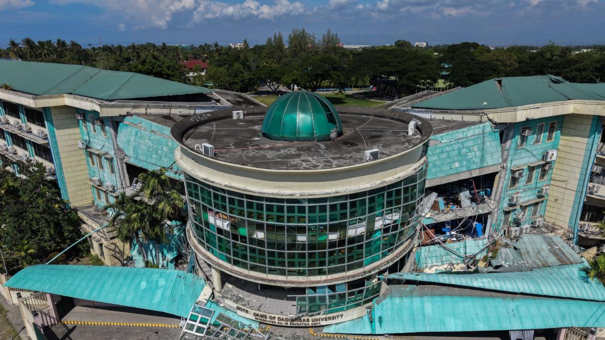 in urma cutremurului cu magnitudinea 7 8 din filipine fundul oceanului s a inaltat cu doi metri in unele zone recifele de corali mor