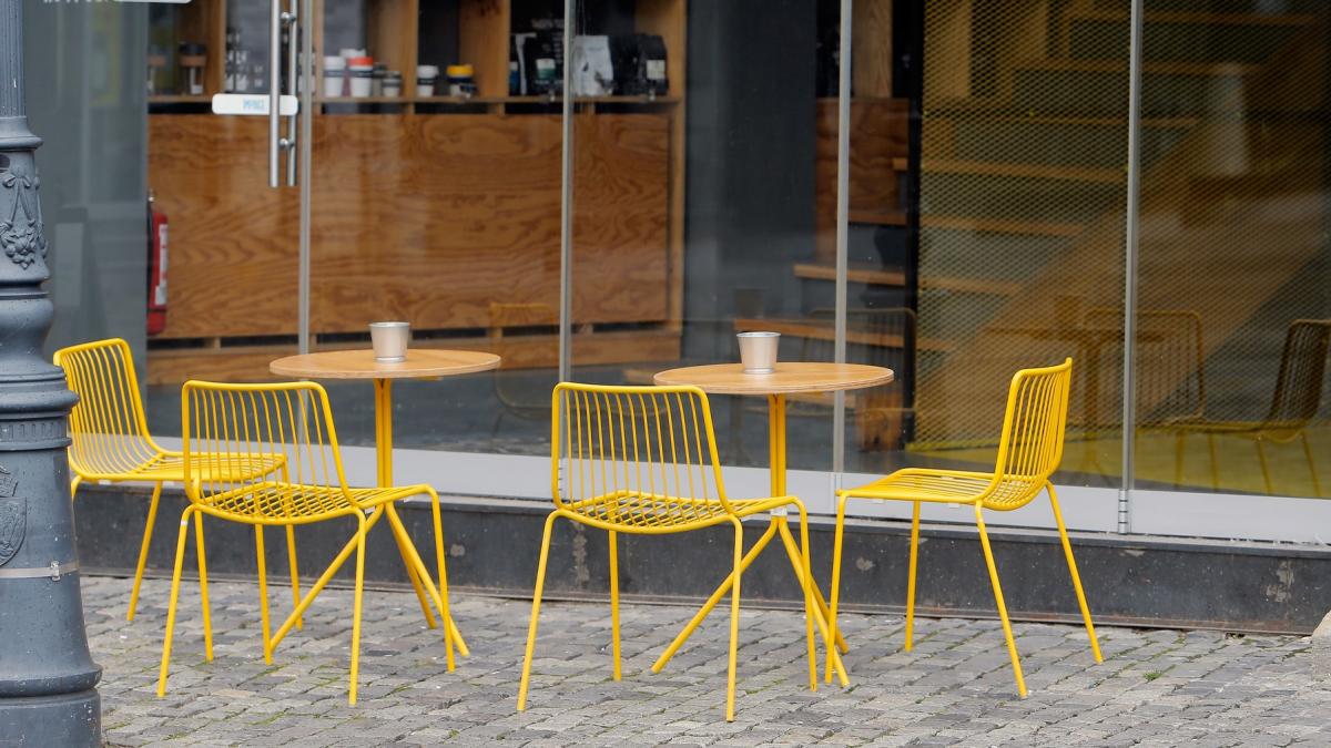 mese scaune terasa cafenea strada spatiul  public bucuresti