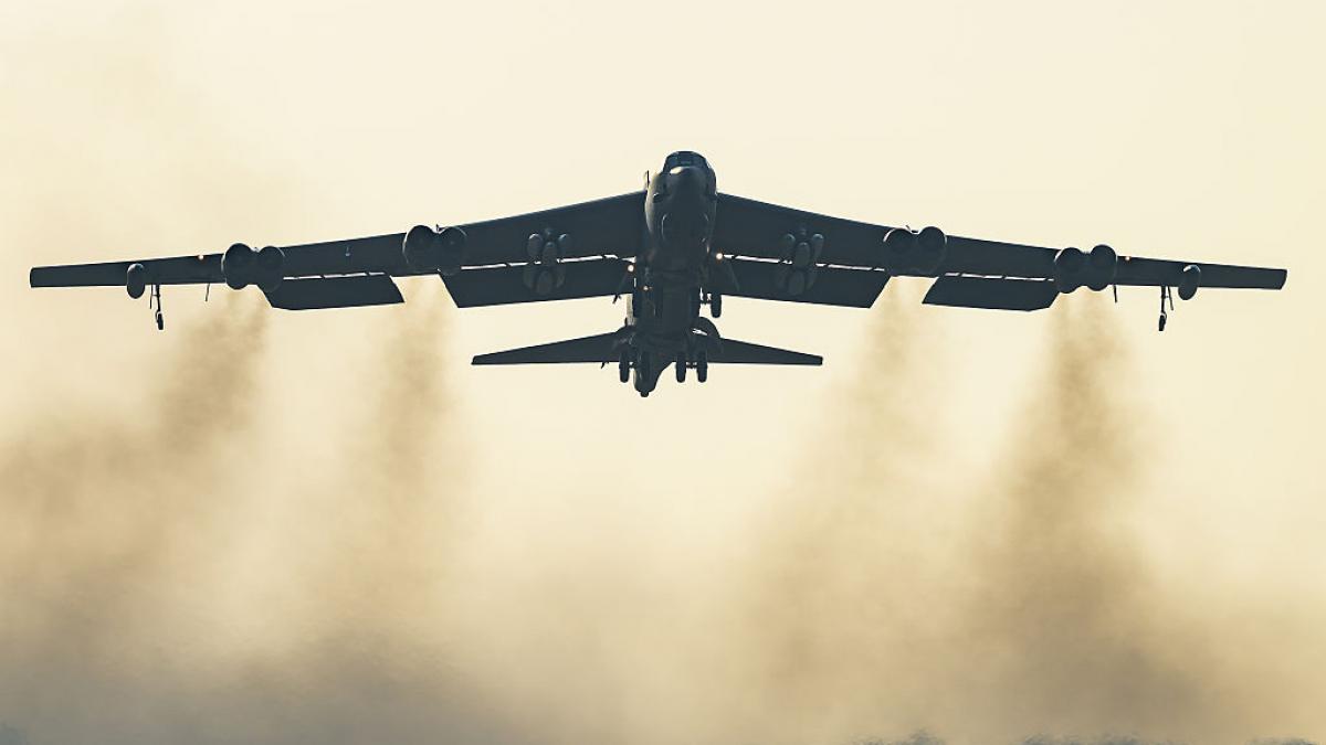 un bombardier strategic b 52 s a prabusit la o baza militara in sua imediat dupa decolare