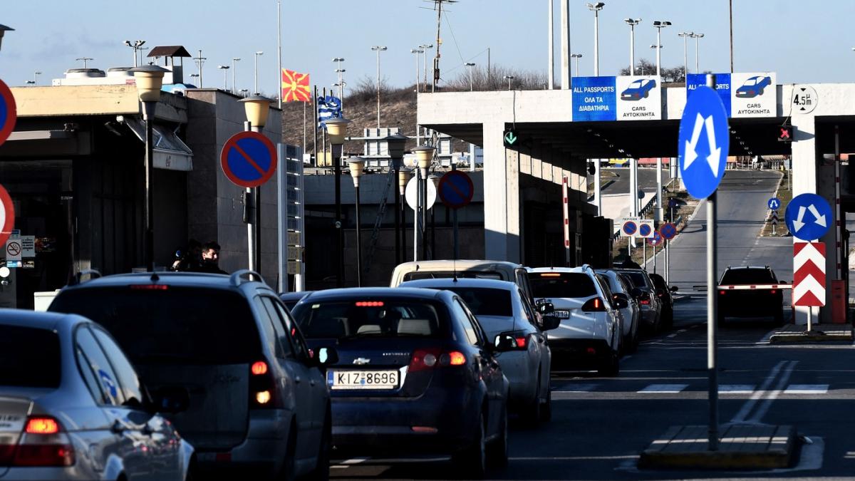 haos la granita greciei sunt cozi de masini si autocare cat vezi cu ochii din cauza noului sistem biometric asa va fi toata vara