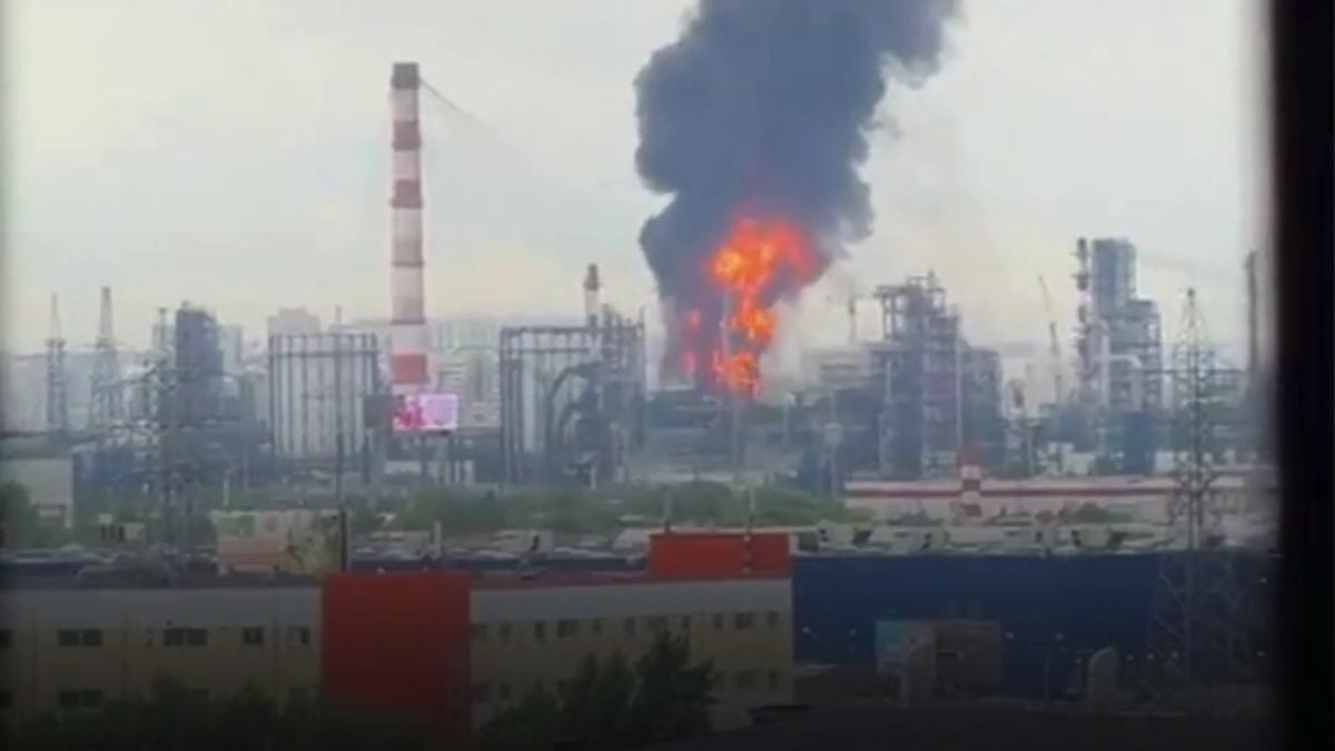 mai multe drone ucrainene au lovit una dintre cele mai mari rafinarii din rusia